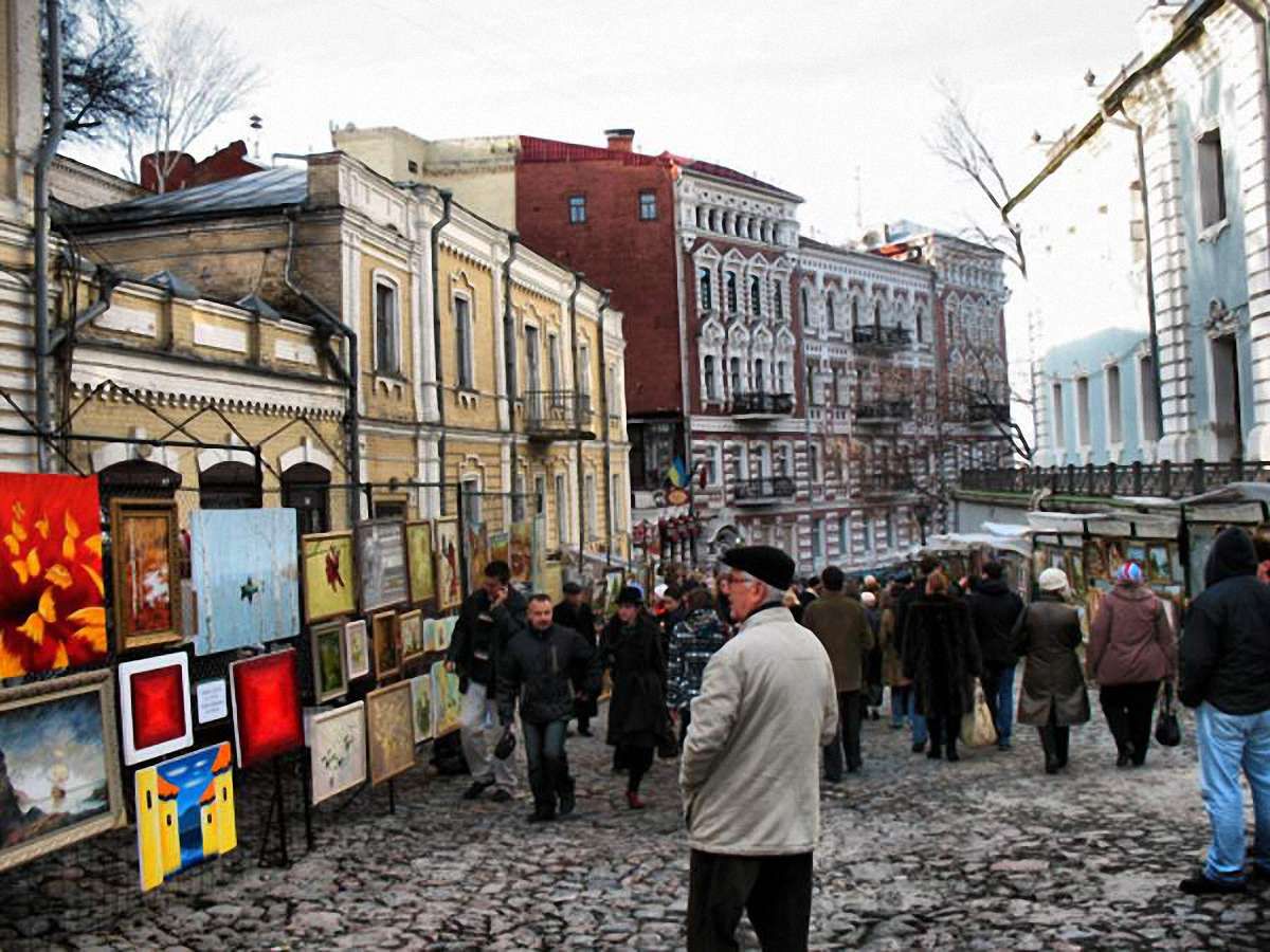 На Андріївському узвозі горить будівля