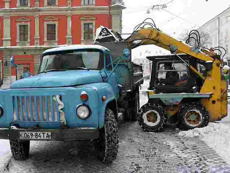 Вночі вулиці Львова прибирали 62 спецмашини