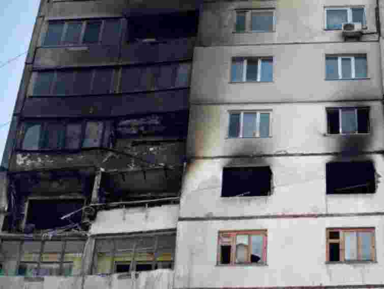 У Харкові люди повертаються до пошкодженого вибухом будинку