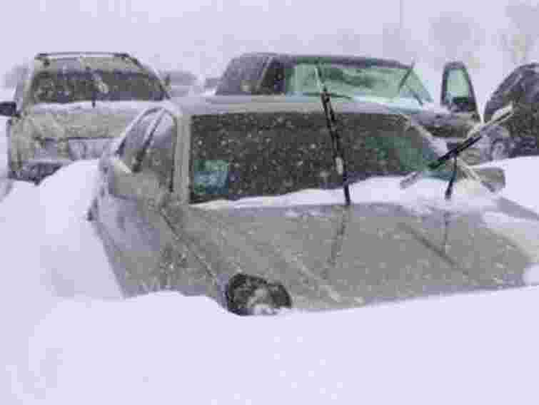 На Львівщині витягли зі снігових заметів автобус з 18 пасажирами