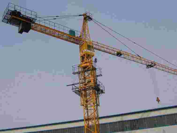 У Києві на будмайданчику впав кран: загинули двоє людей  