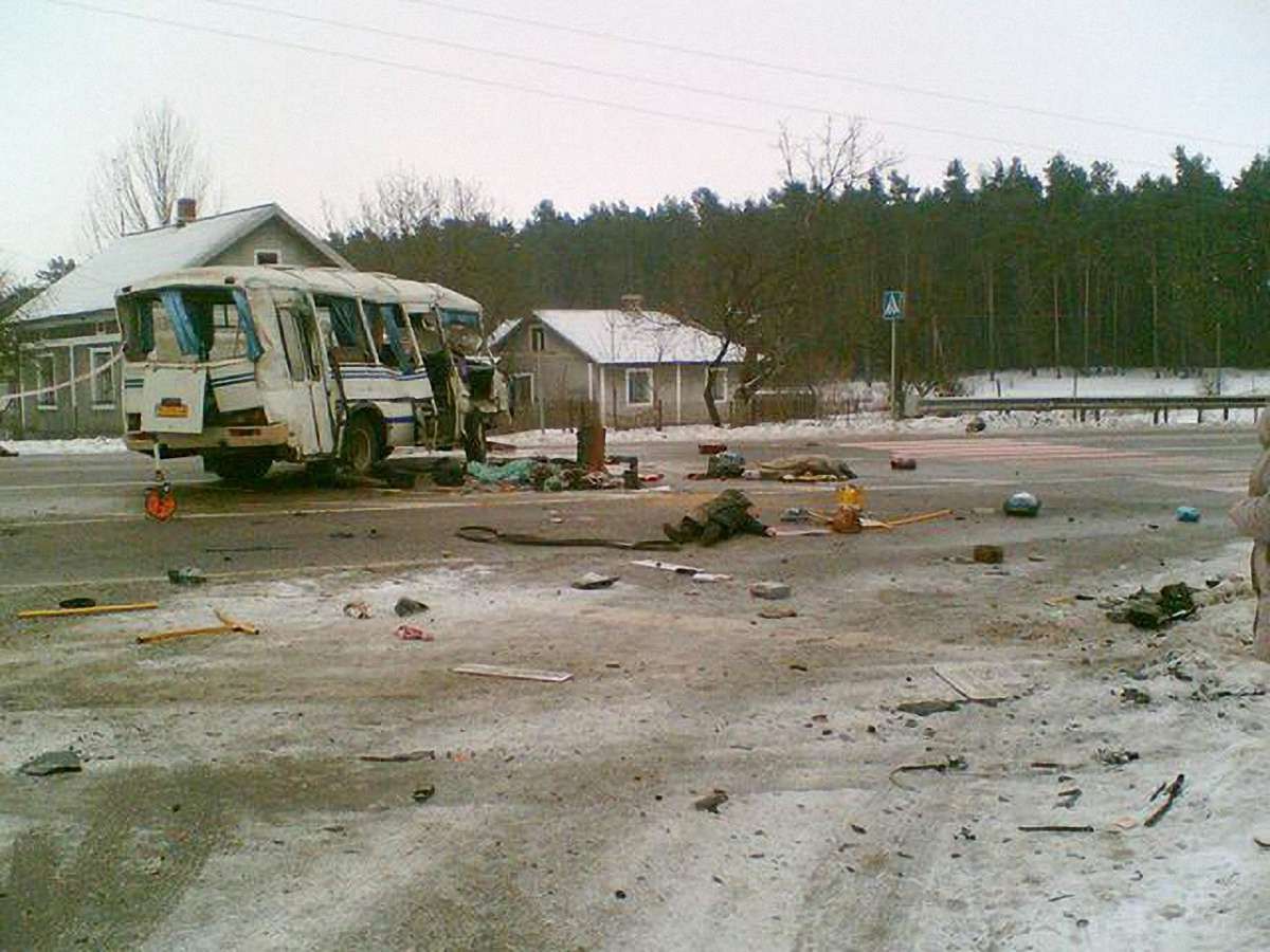 Внаслідок ДТП на Львівщині госпіталізовано 23 особи. Фото