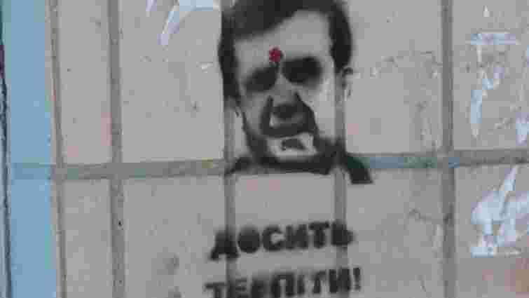 Суд назвав зображення Януковича з цяткою на чолі непристойним