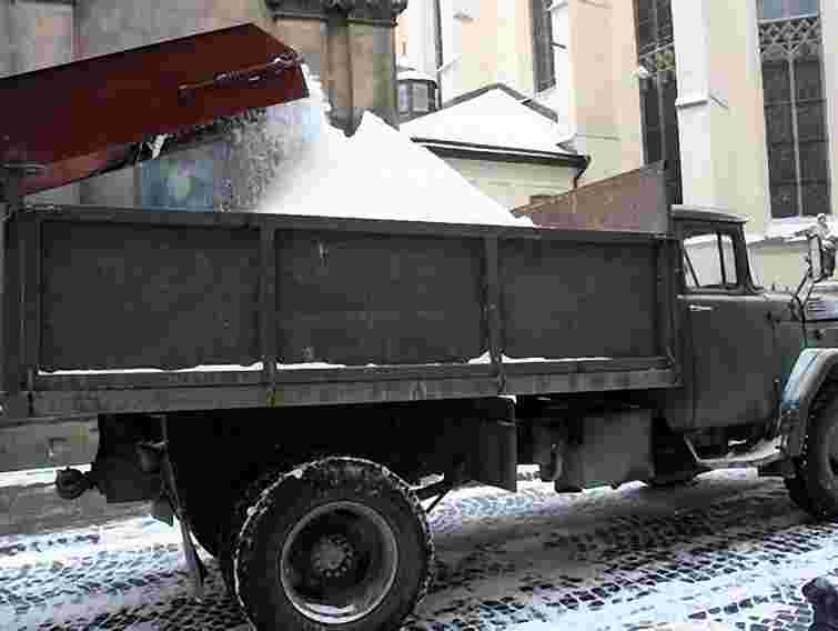 Сьогодні Львів від снігу прибирали 52 машини