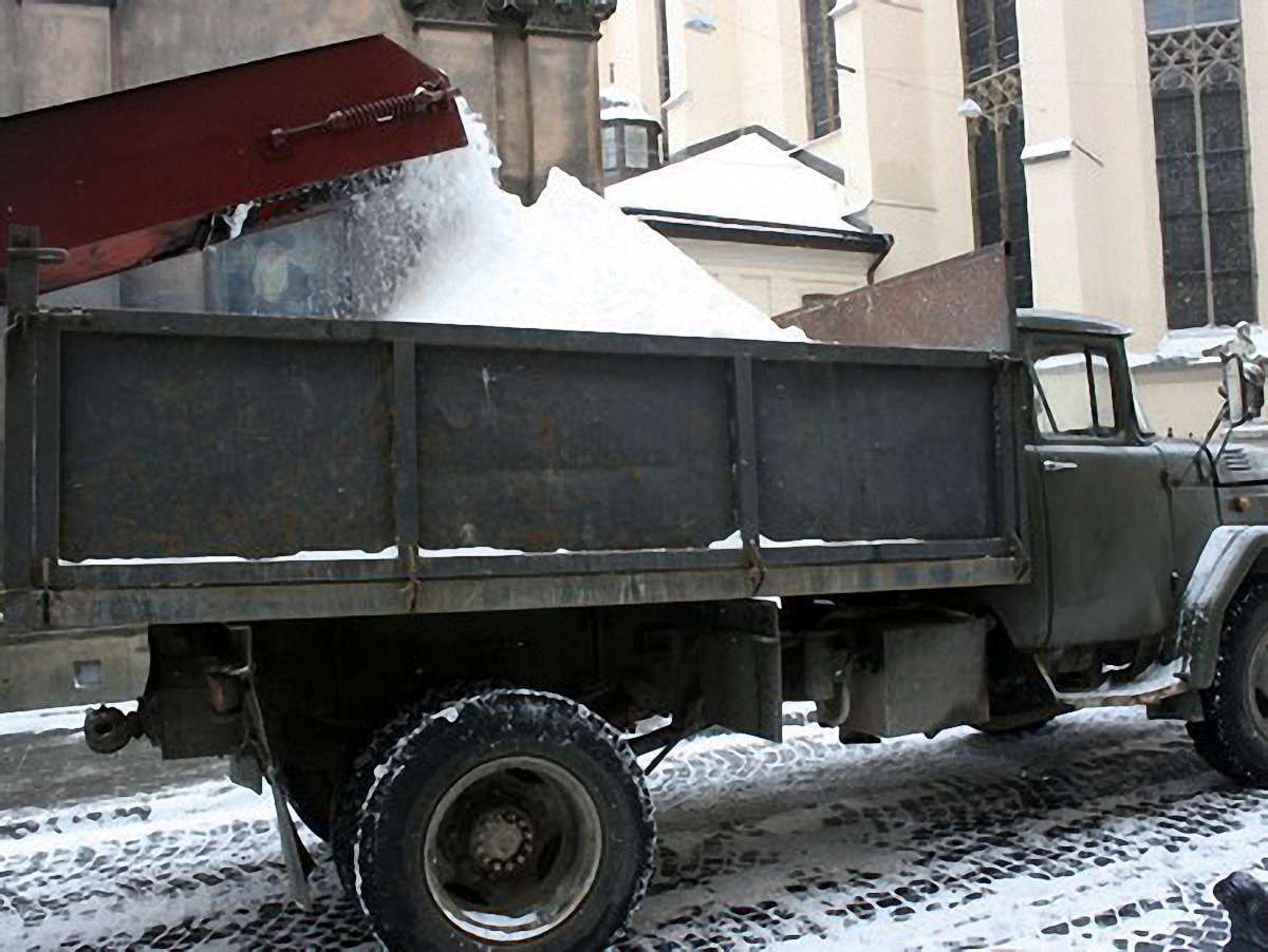 Сьогодні Львів від снігу прибирали 52 машини