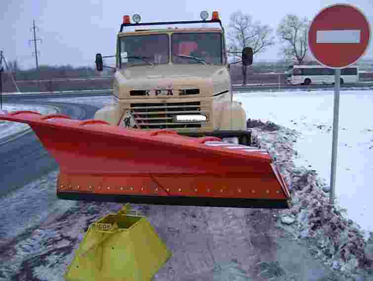 Понад 3 тис. людей розчищають українські дороги