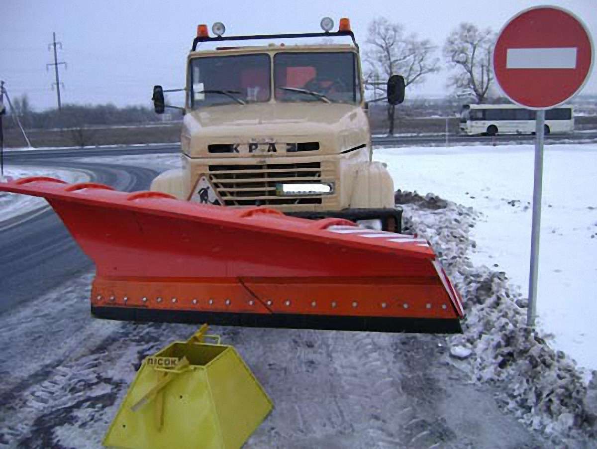 Понад 3 тис. людей розчищають українські дороги