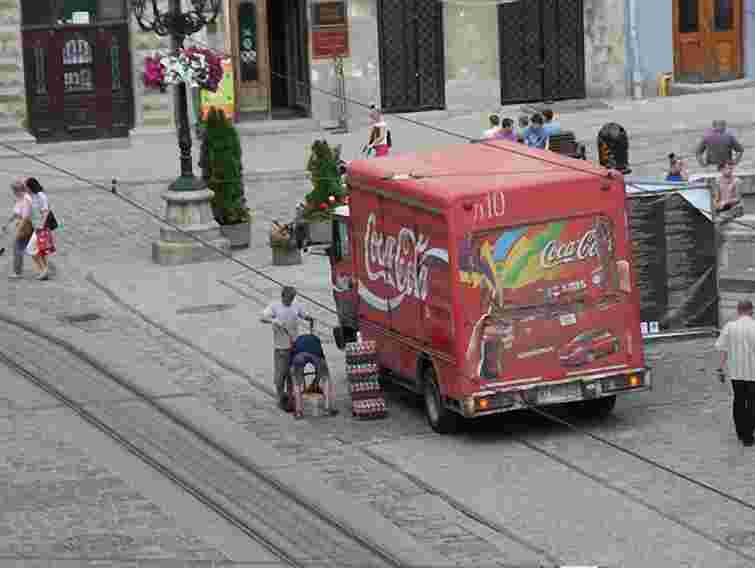 «Львівелектротранс» просить водіїв не паркувати авто на коліях