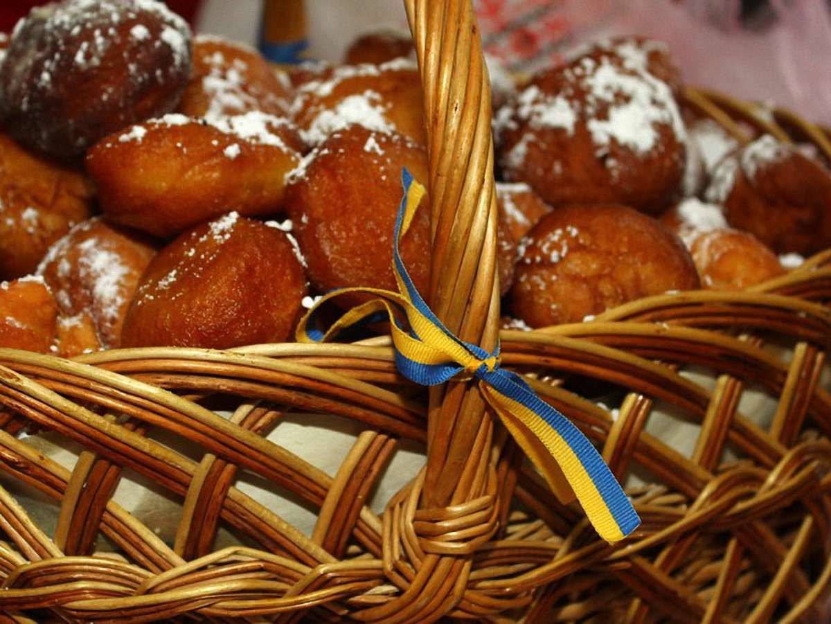 Пасажирів з Харкова на вокзалі у Львові частували пампушками