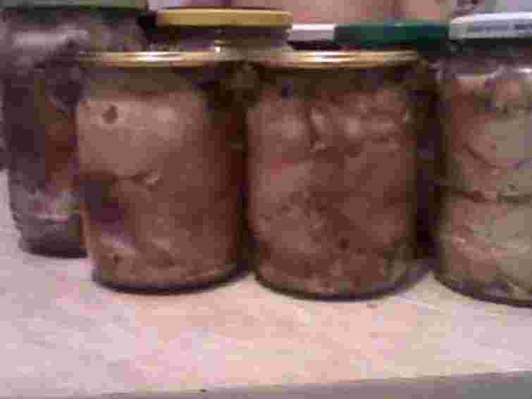 На Львівщині фірма хотіла збути 50 тисяч банок зіпсутої "тушонки"