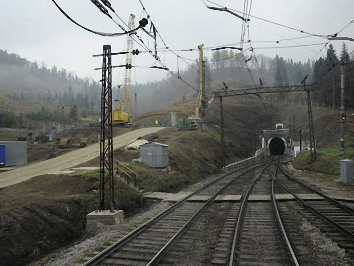 На будівництві Бескидського тунелю загинув машиніст екскаватора
