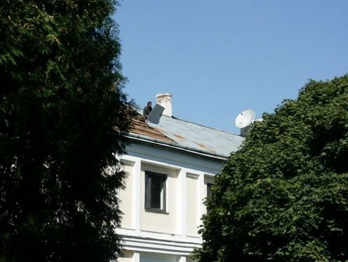У львівському парку тричі незаконно продавали будівлю
