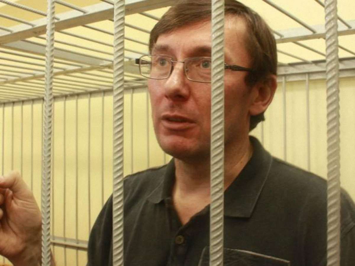 Луценко лікується власним коштом, – прес-секретар
