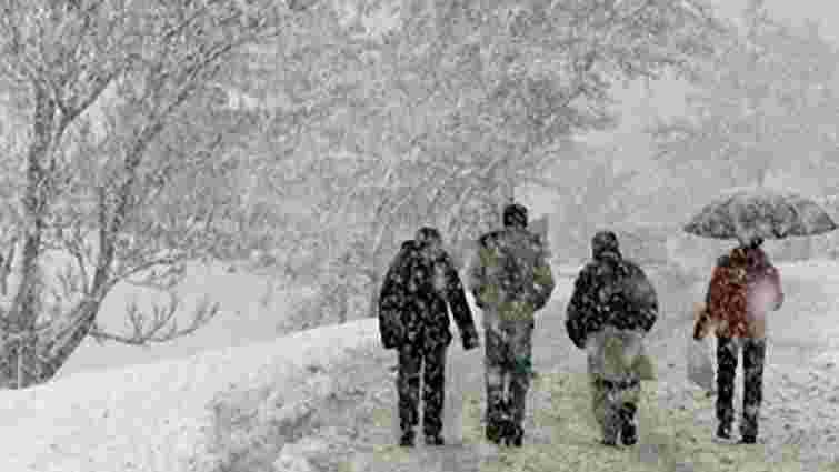 Снігопад паралізував рух транспорту на Запоріжжі та в Одесі