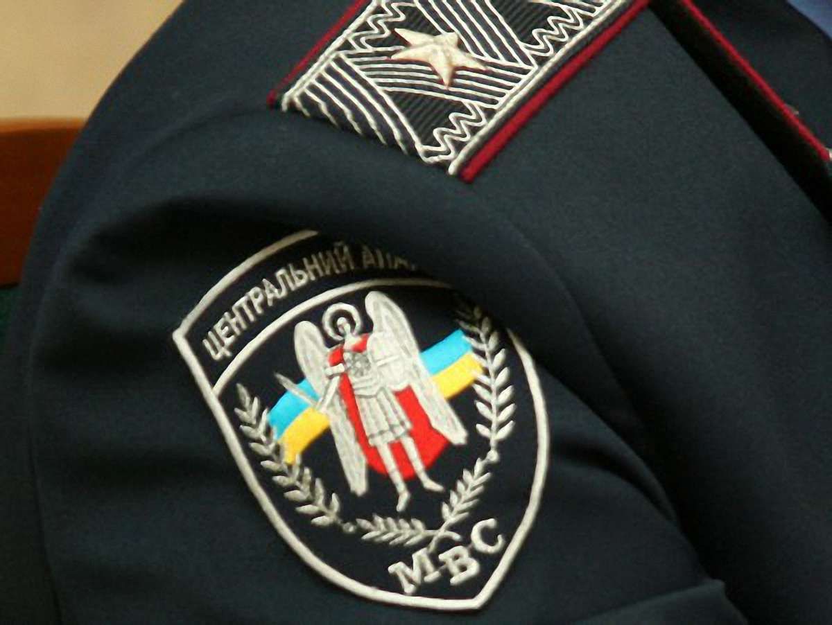У Львові біля райвідділу міліції знайшли мертвого чоловіка