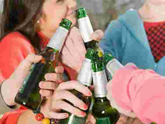 За продаж неповнолітнім алкоголю і тютюну анульовано 1200 ліцензій
