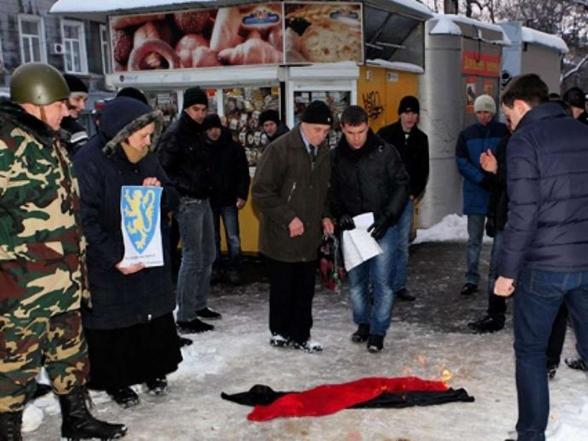 В Одесі спалили прапор ОУН і портрет Сталіна