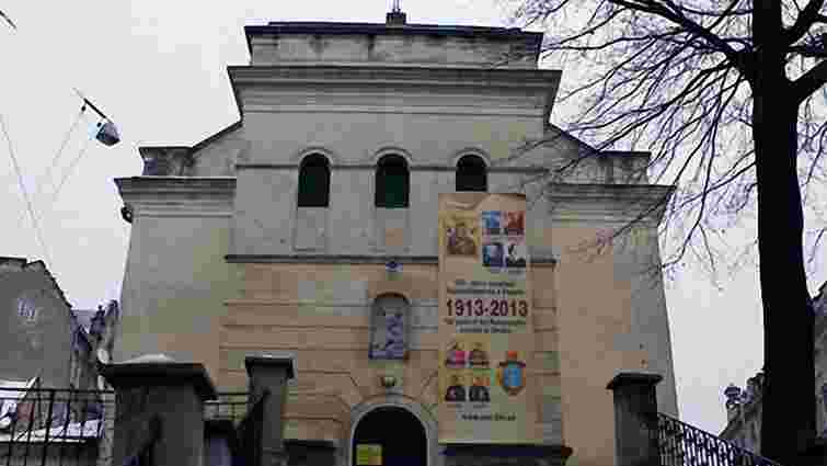 У Львові фасад храму в зоні ЮНЕСКО зіпсували банером. Фото
