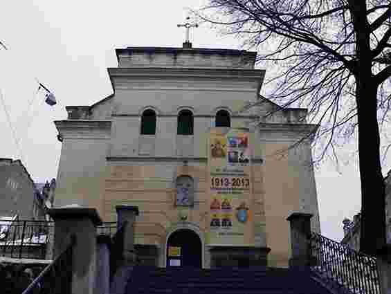 У Львові фасад храму в зоні ЮНЕСКО зіпсували банером. Фото