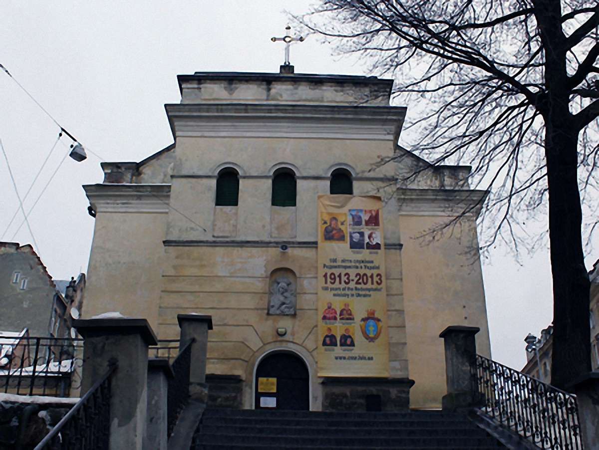 У Львові фасад храму в зоні ЮНЕСКО зіпсували банером. Фото