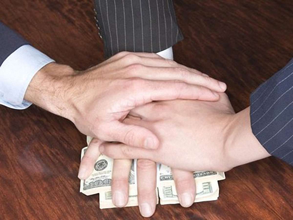 Прокуратура підтвердила факти хабарництва на Львівській митниці