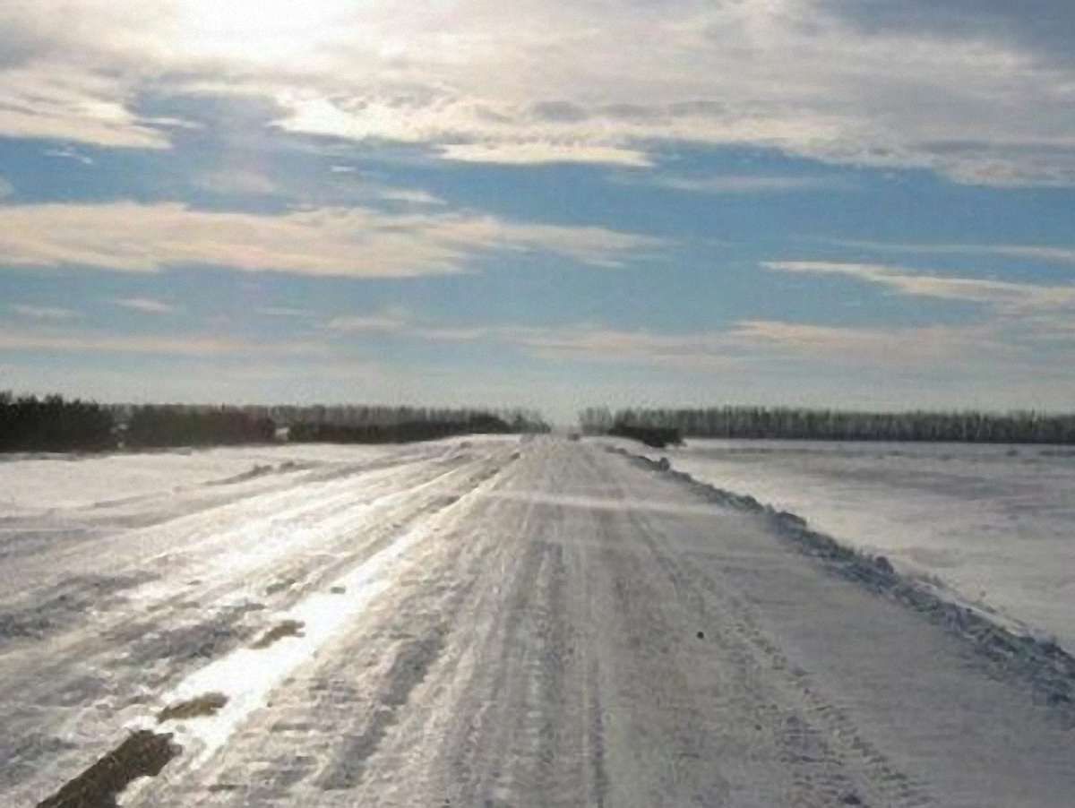 Водіїв та пішоходів просять бути обережними: на дорогах слизько