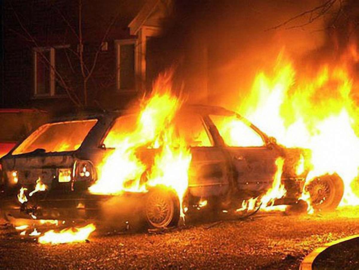 На Закарпатті з’ясовують стосунки, підпалюючи авто чиновників і правоохоронців, - ЗМІ 