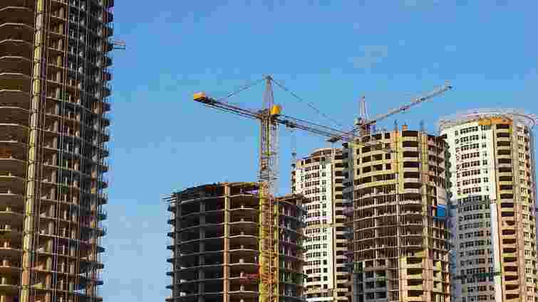 У Харкові впав будівельний кран: загинув робітник  