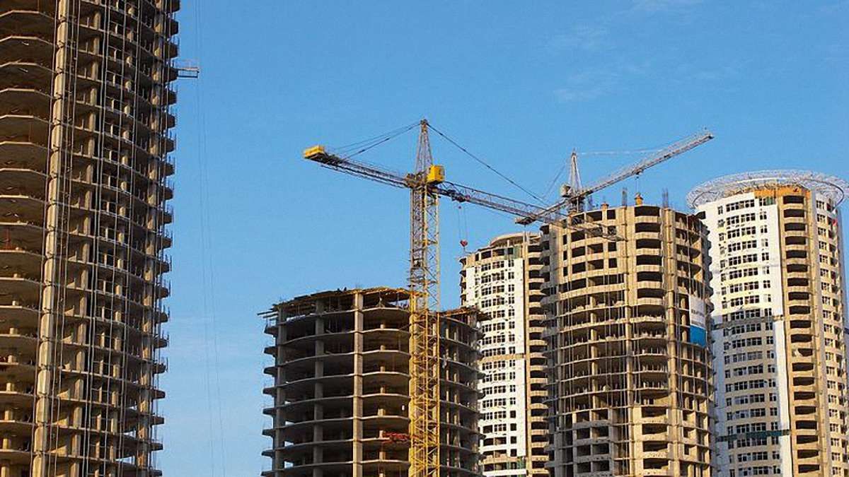 У Харкові впав будівельний кран: загинув робітник  