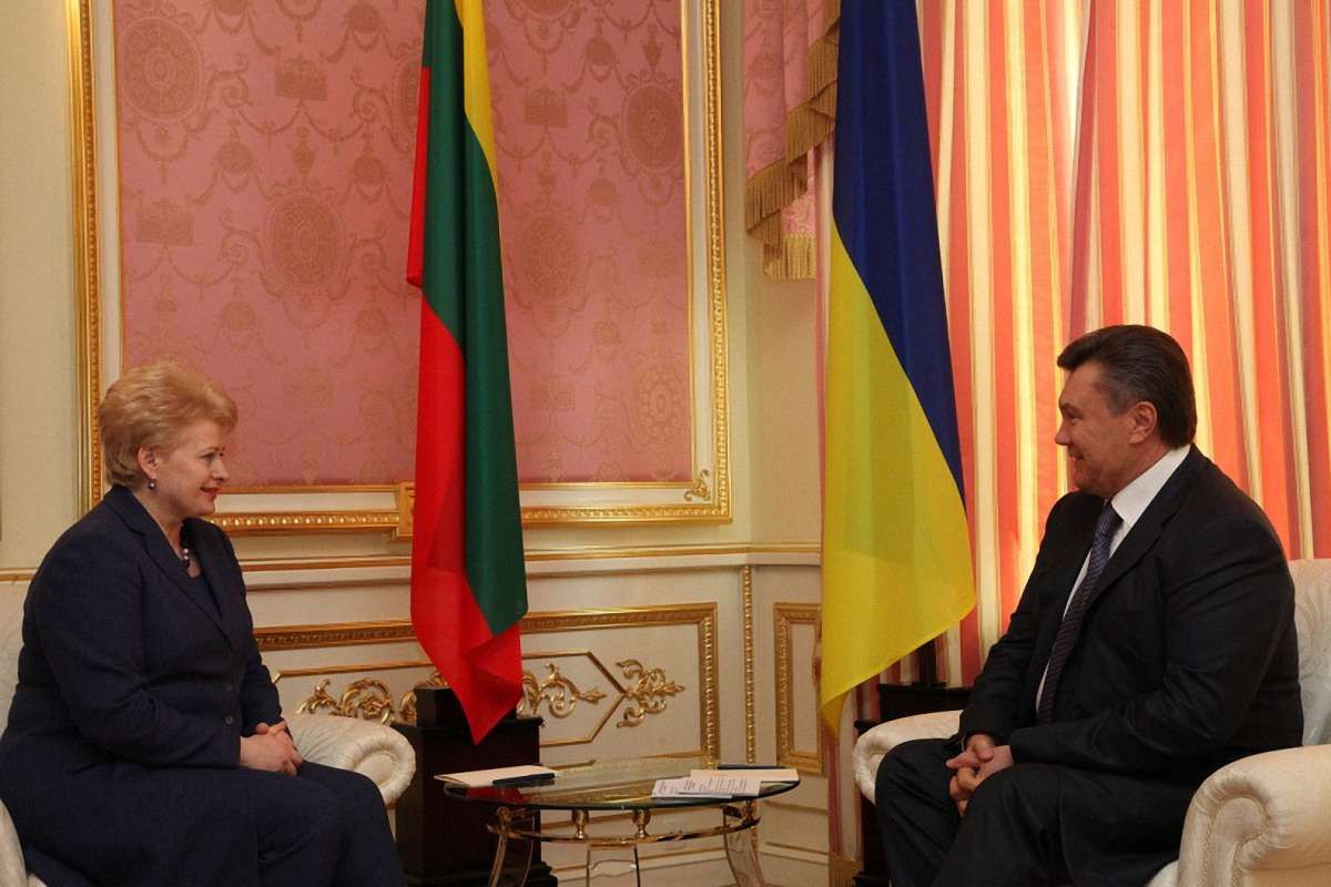 Янукович у Литві назвав несправедливим штраф «Газпрому»
