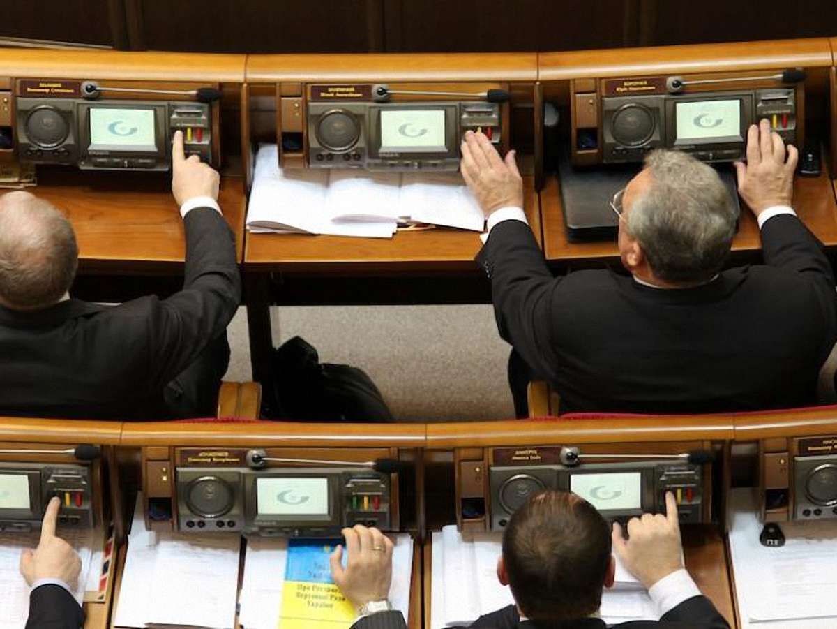 Рух «Чесно» нарахував у Раді 55 «піаністів». Усі – регіонали