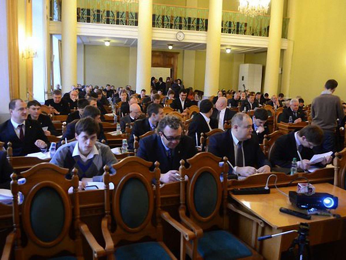 "Вернісаж" звинуватив Павлюка у тому, що його дружина була власником акцій ринку