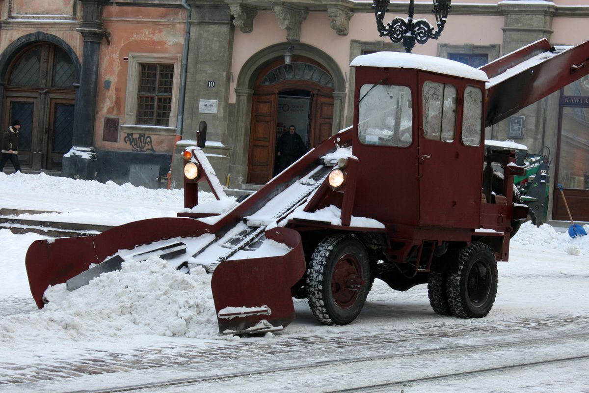 Чиновниця з райавтодору за хабарі здавала снігоприбиральну техніку