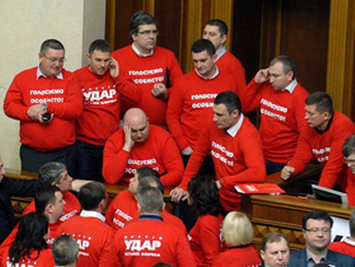Опозиціонери знову лишилися на ніч блокувати Верховну Раду 
