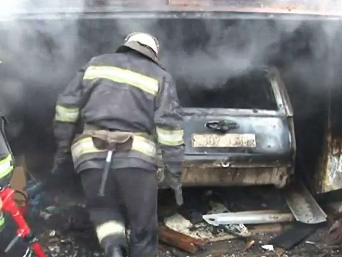 У Львові в гаражі згорів легковик. Відео