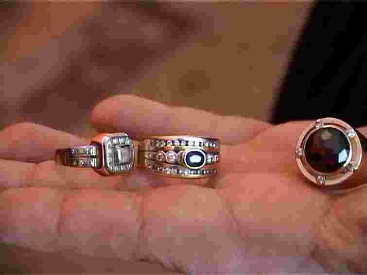 Закарпатець виніс крадені діаманти у забинтованій руці