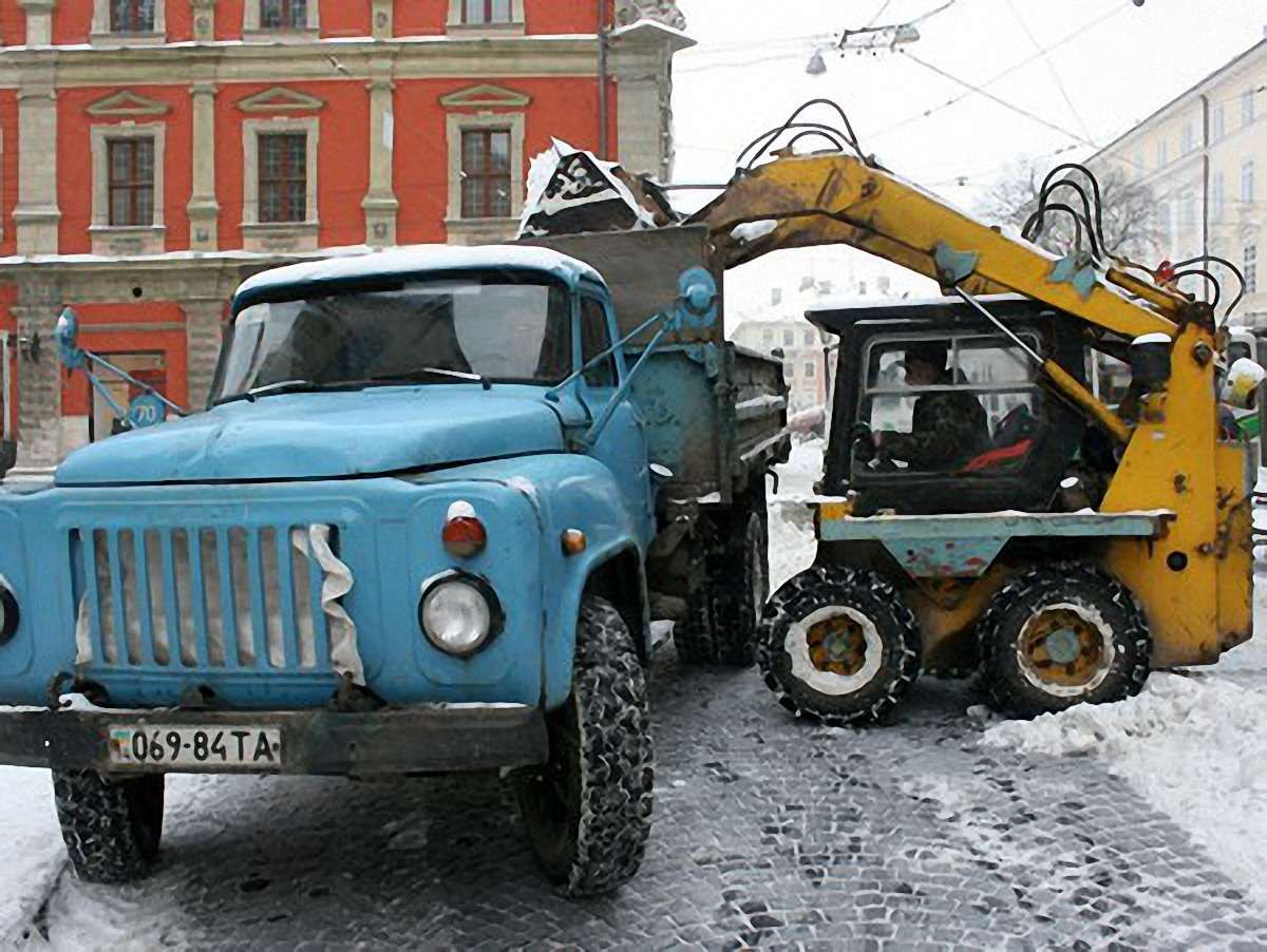 Вночі вулиці Львова прибирали 56 спецмашин