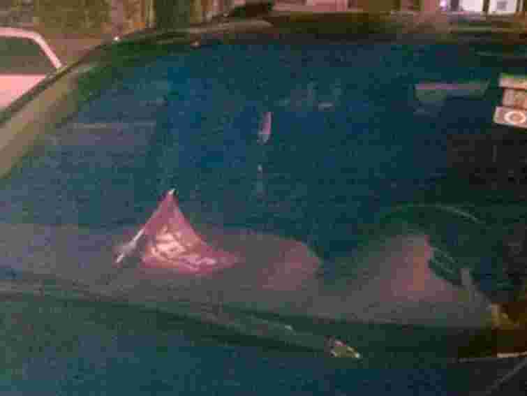 В Ужгороді автівку нардепа припаркували на тротуарі. Фото