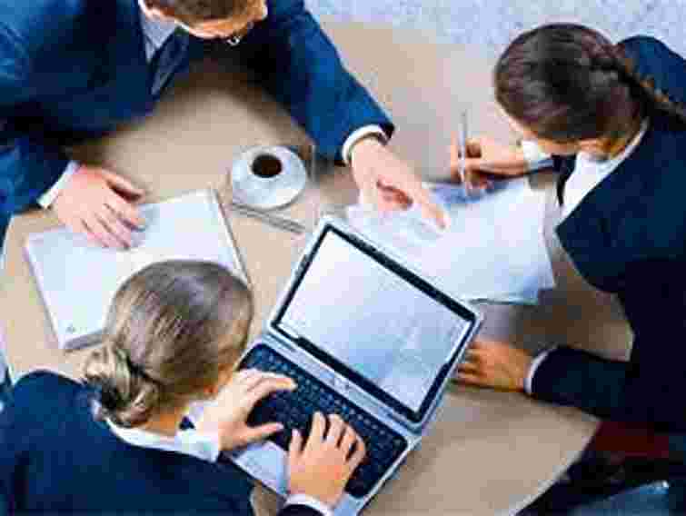 Більше половини офісних працівників хоч раз у житті закохувалися в колегу