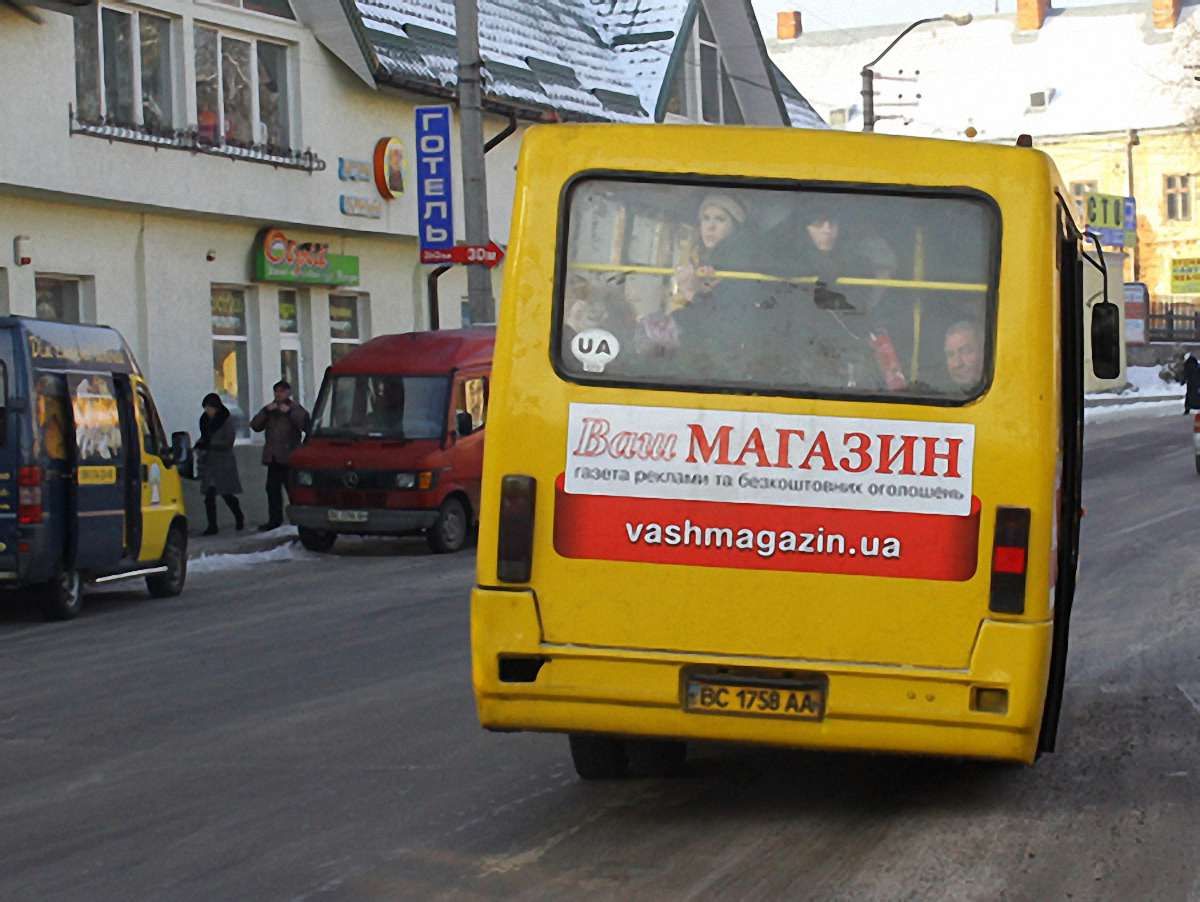 Львовом їздять перекособочені маршрутки. Перевізник винить дороги