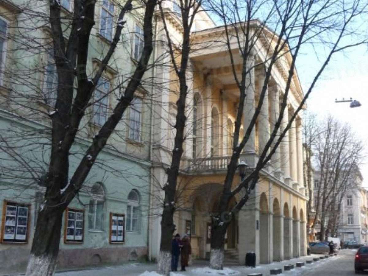 Крони дерев біля театру Заньковецької сформували неправильно, – експерти