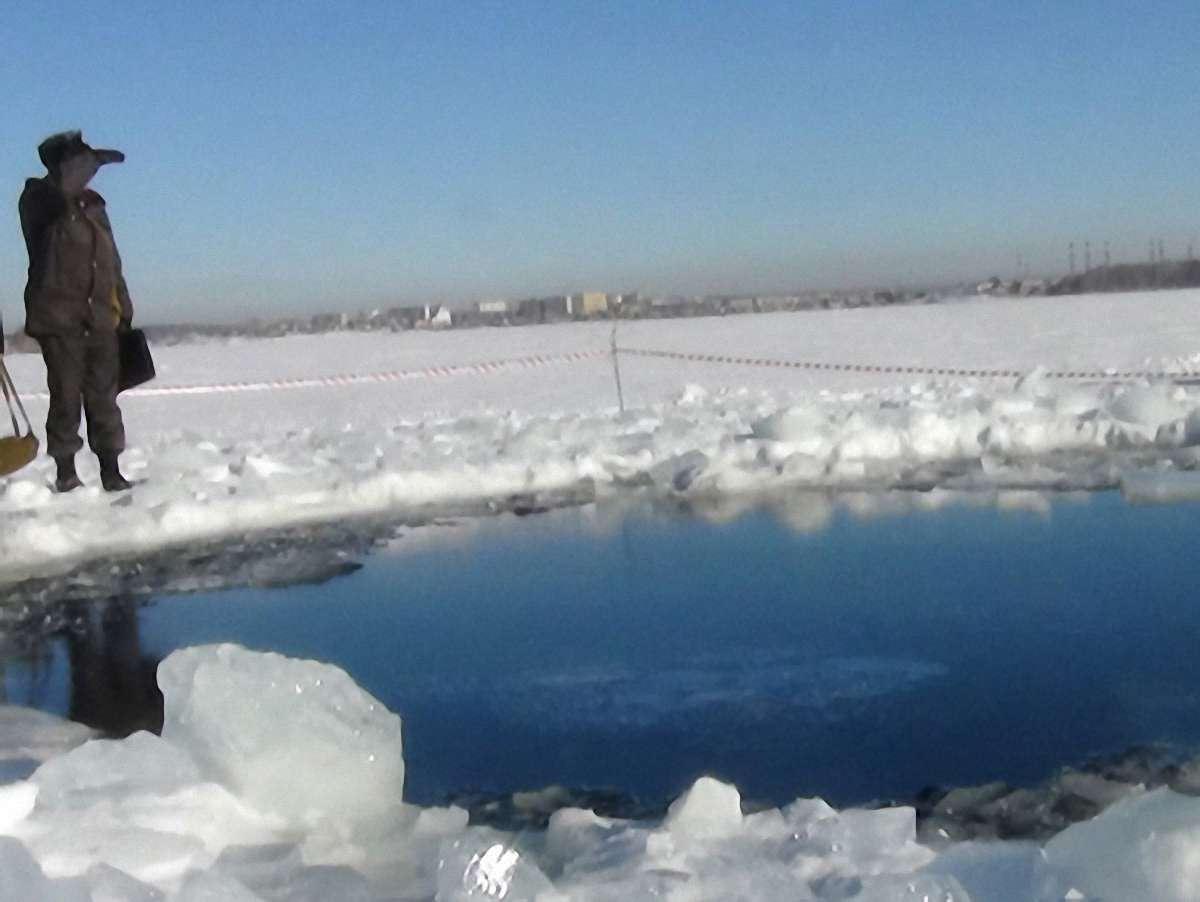Уламків метеорита в уральському озері водолази не знайшли