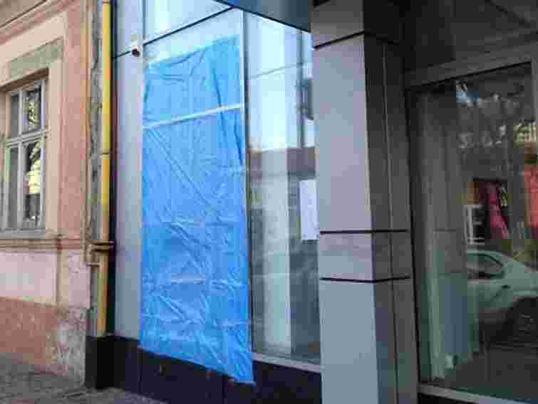 П’яний закарпатець побив вікна в морзі і пошкодив 10 авто