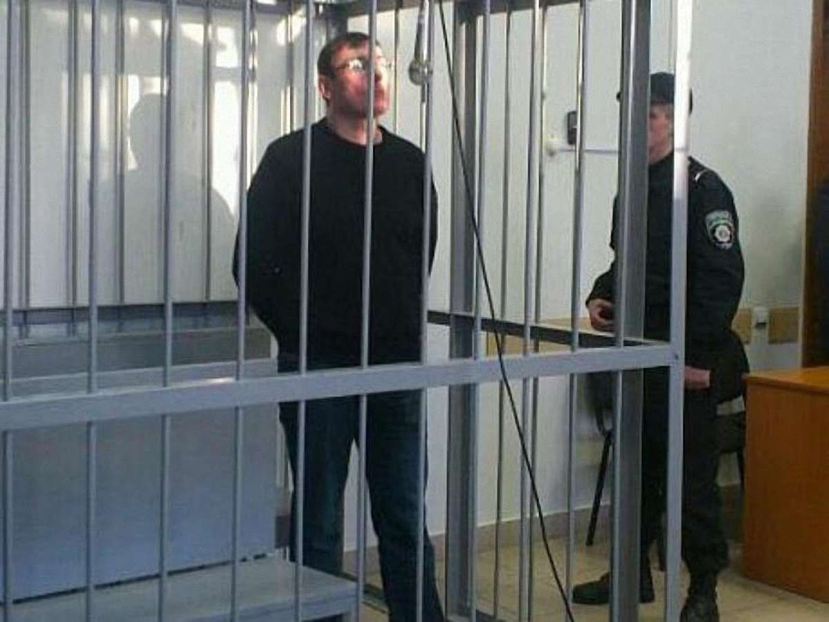 Суд залишив Луценка за ґратами
