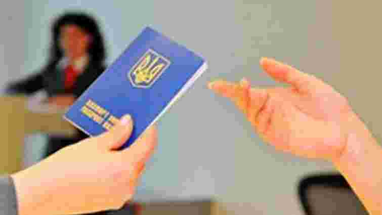 Українець у суді відстояв право на закордонний паспорт без переплат 