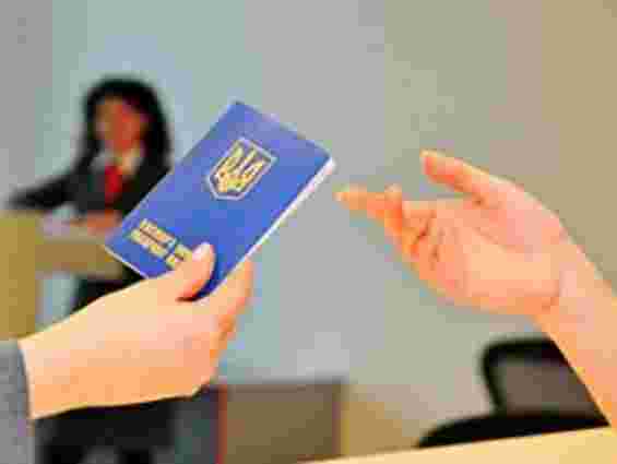 Українець у суді відстояв право на закордонний паспорт без переплат 
