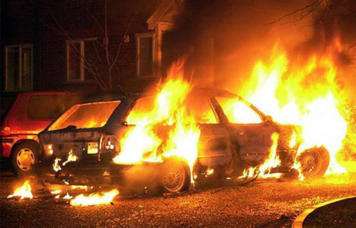 У Києві біля кафе підірвали авто: власник закладу у лікарні