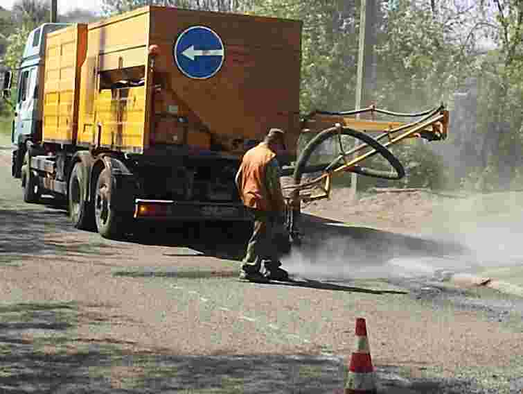 Працівник облавтодору отримав опіки під час ямкового ремонту
