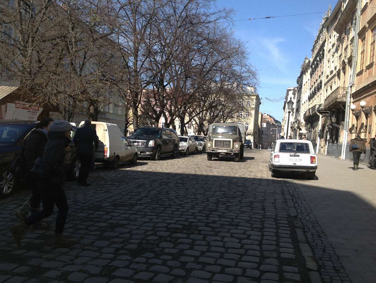 Водії вперто ігнорують заборону паркування на площі Ринок