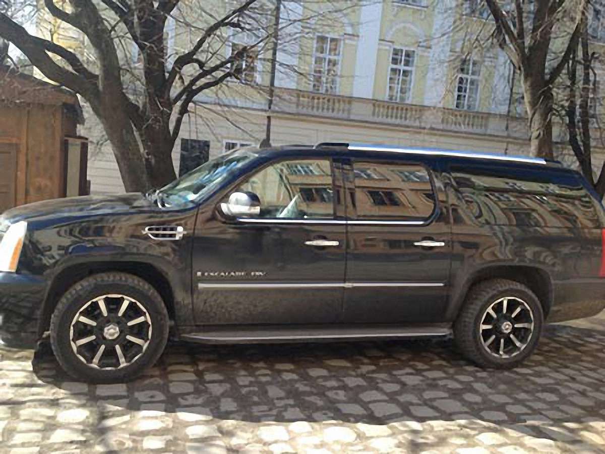 Банкір пояснив, чому паркує свій Cadillac на площі Ринок